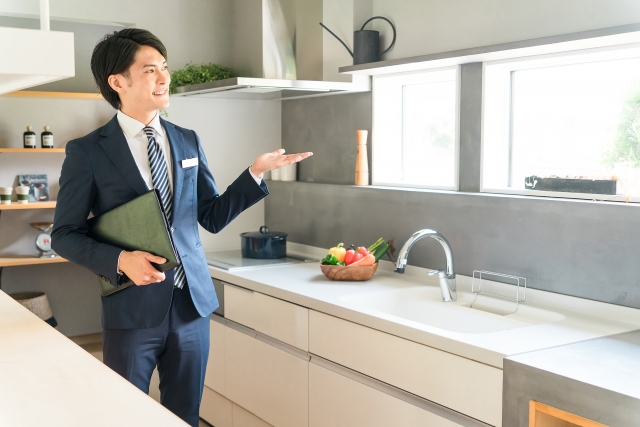 キッチンを案内する営業マン
