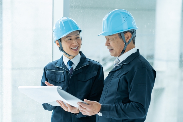 相談する二人の作業員