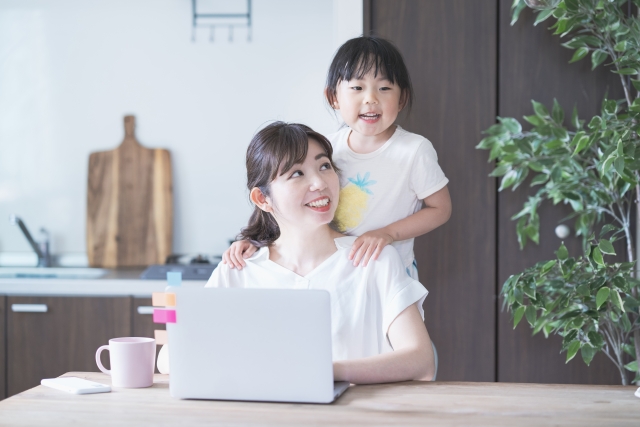 在宅ワークの女性と子供